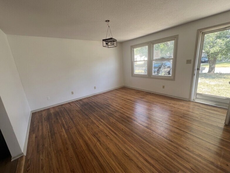 Building Photo - 4545 S Oak Ave