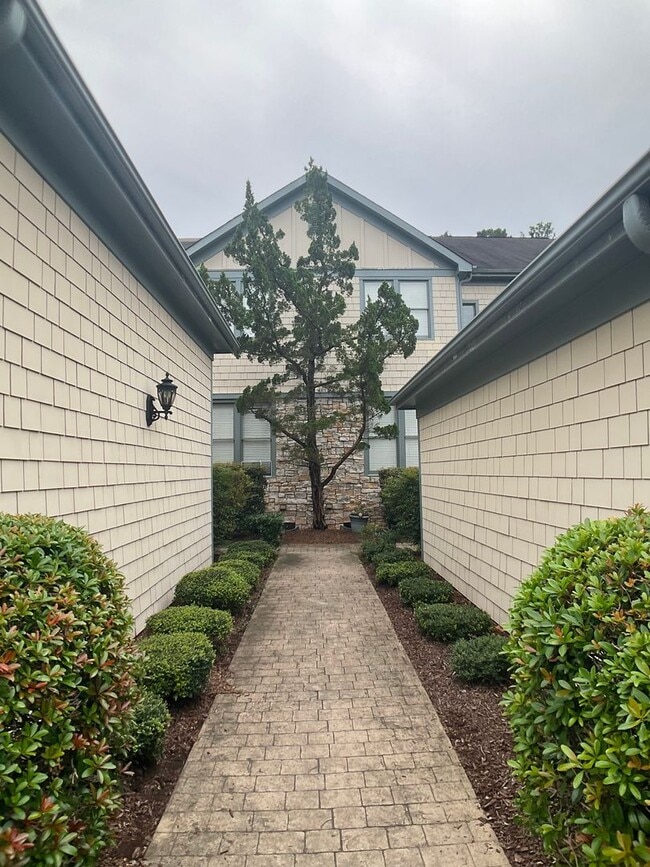 Building Photo - Gorgeous Condo in the heart of Chapel Hill