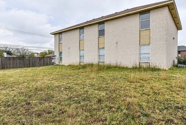 Building Photo - AVAILABLE NOW! Pets Allowed!