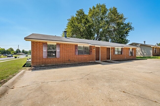 Building Photo - Newly Renovated Duplex in West Fayetteville!
