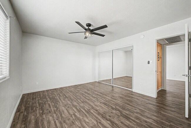 Building Photo - 2121 W Royal Palm Rd