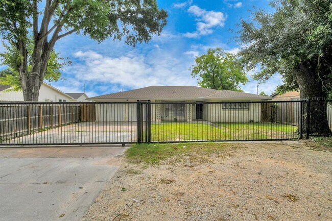 Building Photo - 6814 Della St