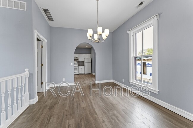 Building Photo - 918 N College Ave