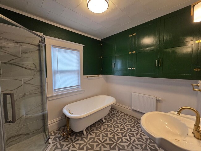 Building Photo - Beautiful and large Cedar Falls House