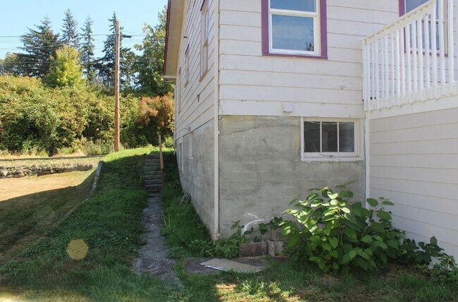 Building Photo - 6 bedroom, 2 Bath Home Available in August!