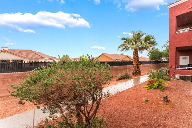 Building Photo - 3 Bedroom Condo with an Open Floor Plan!