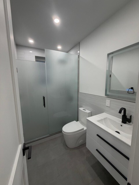 Building Photo - 275 E 55th St