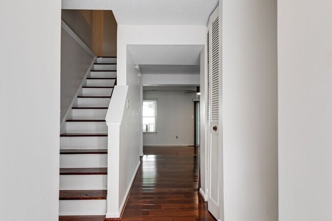 Building Photo - PRICE DROP on Wonderful End Unit Townhome ...