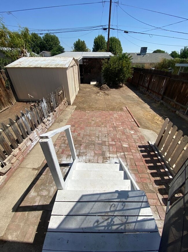 Building Photo - 704 Lucard St
