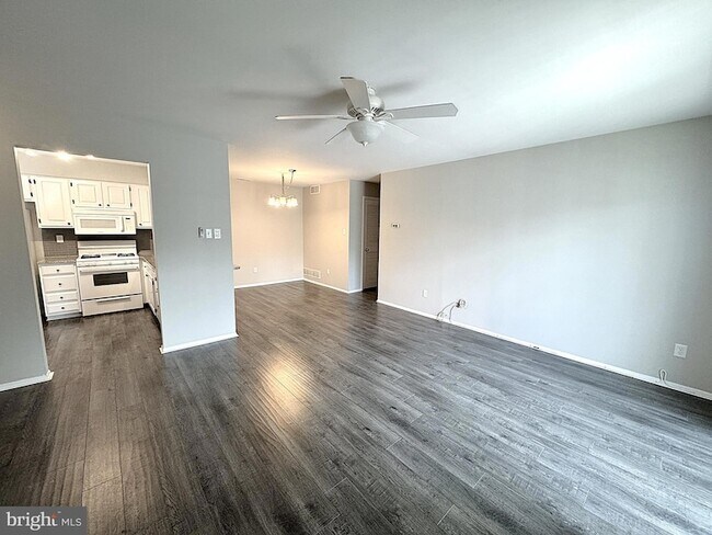 Building Photo - 560 Shetland Ct