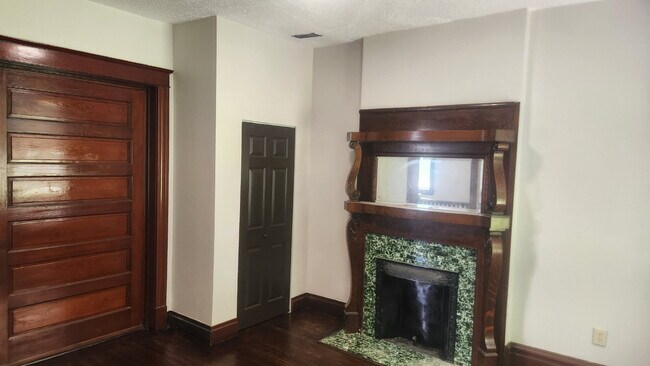 Building Photo - "Spacious 5-Bedroom Gem with 2 Full Baths in St. Louis – Your Ideal Family Home Awaits!"
