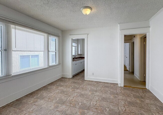 Building Photo - 338-340 1/2 S. Catalina St.-338 1/2