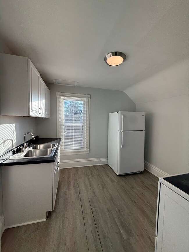 Building Photo - 111 Center Ave