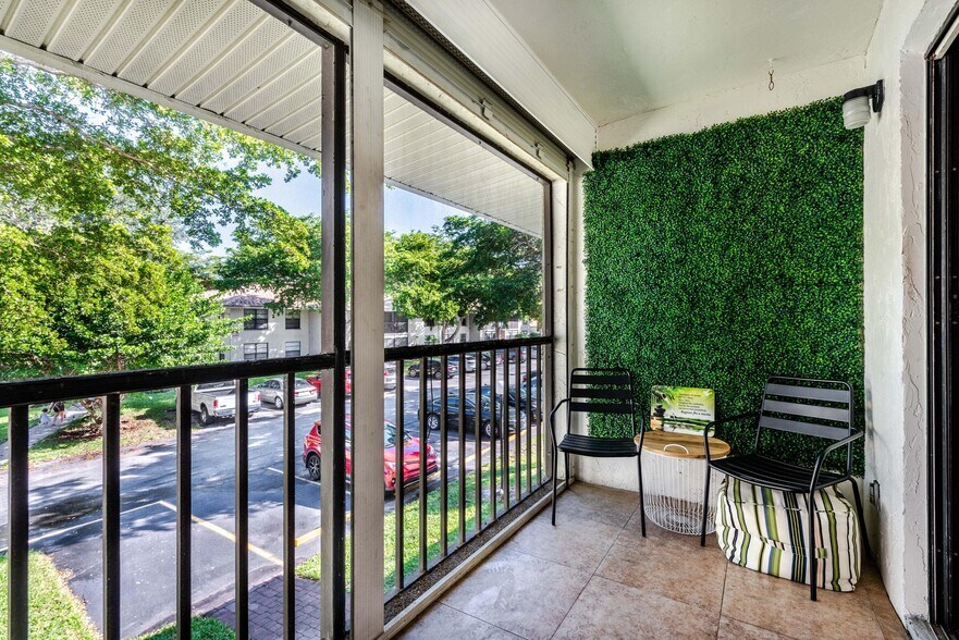 Building Photo - 9930 Pineapple Tree Dr