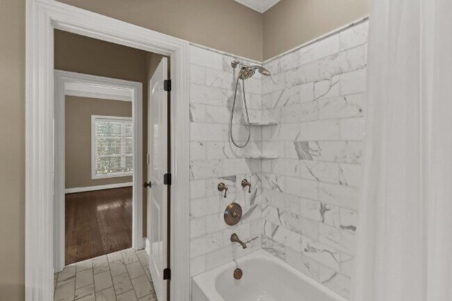 Building Photo - Impeccable Green Hills Home