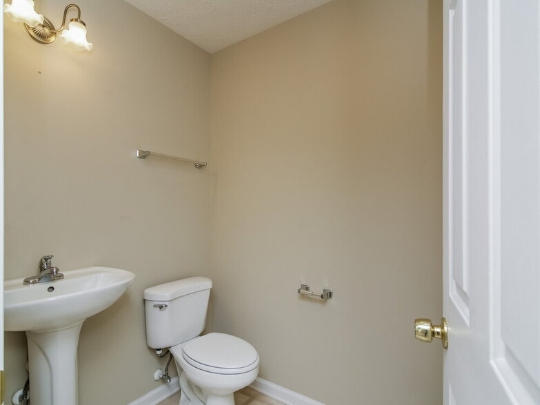 Building Photo - 341 Meadows Ln
