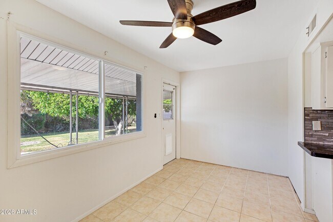 Building Photo - 1036 E Geneva Dr