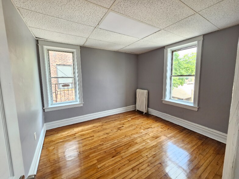 Building Photo - 317 William St