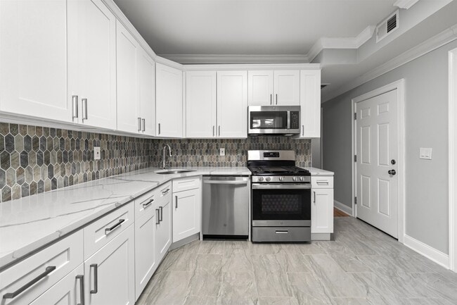 Building Photo - 71 W 54th St