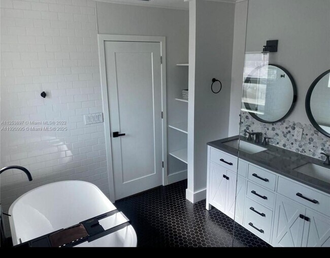 Building Photo - 6327 SW 44th St