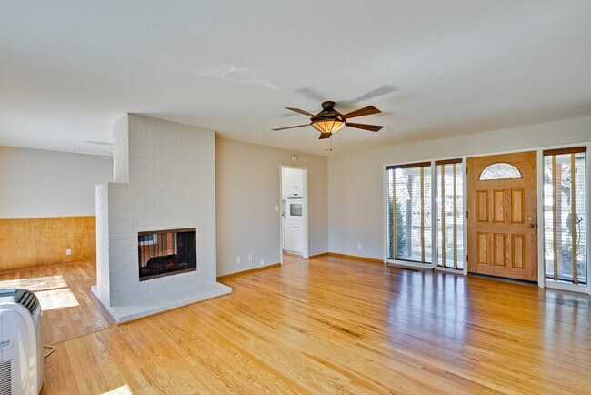 Building Photo - Welcome Home to Beautiful Cambrian Park Ne...