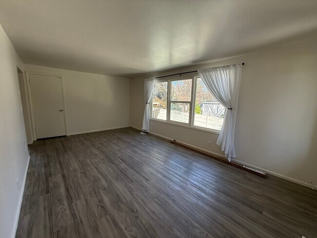 Building Photo - 451 N Montgomery St