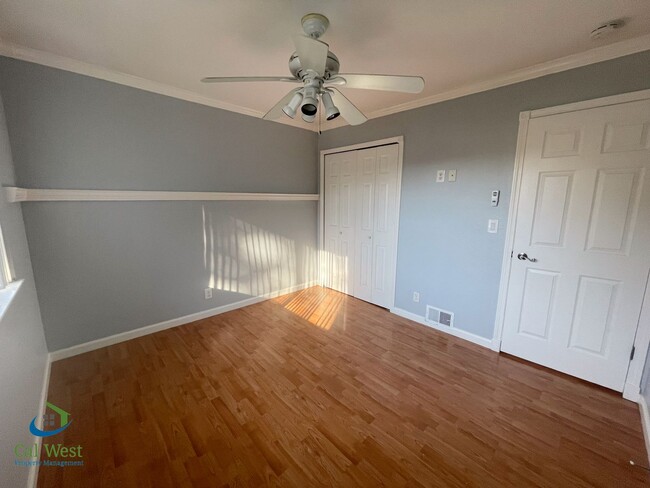 Building Photo - $2795- 2 Bed/1 Bath Remodeled two Story To...