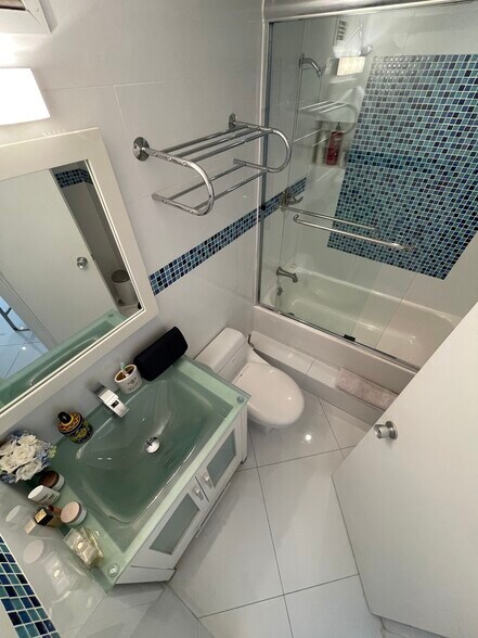 Building Photo - 801 Brickell Bay Dr