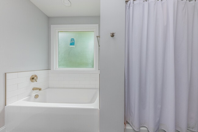 Building Photo - 105 Nice Dr