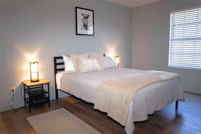 Building Photo - 502 SE B St