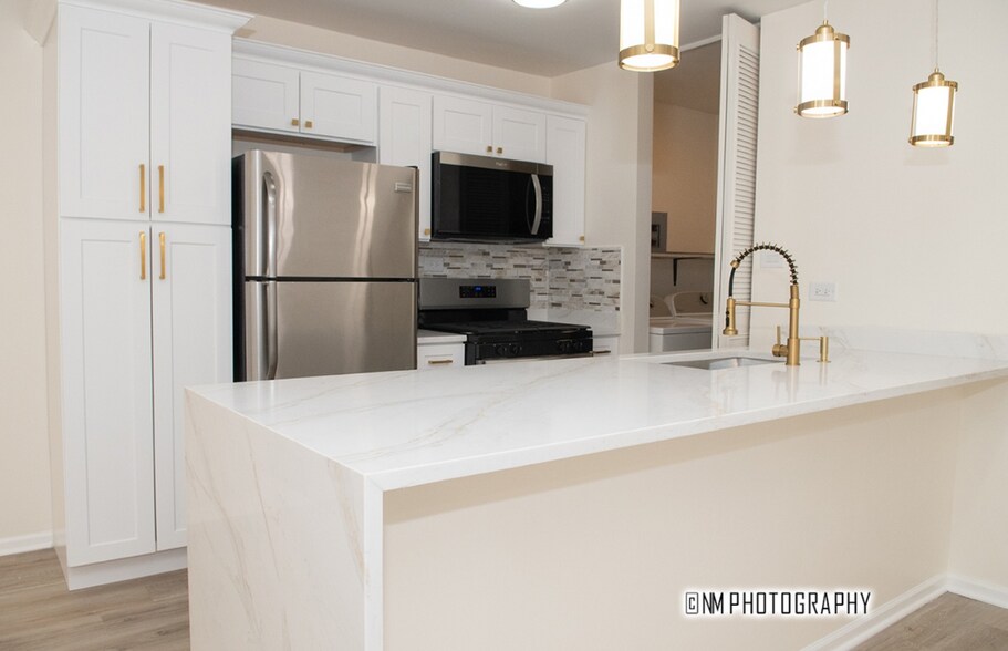 Building Photo - 20131 Oak Ln