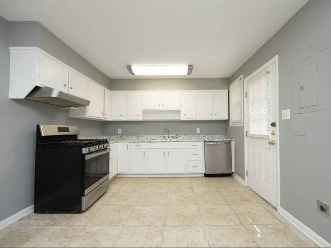 Building Photo - Charming Renovated Ranch – Turn-Key Ready in a Prime Raleigh Location