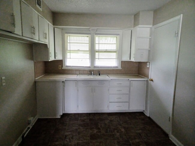 Building Photo - Cozy 3 bedroom, 1 bath home on Northeast side