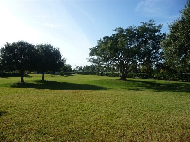 Building Photo - 515 Calamondin Way SW