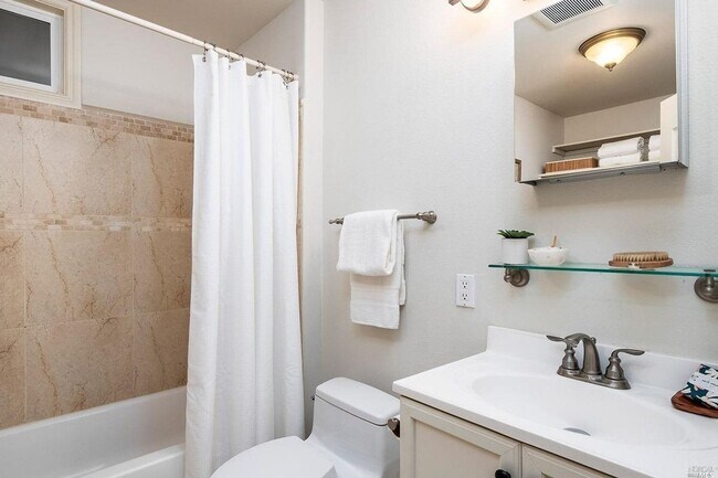 Building Photo - FIVE BEDROOM THREE AND HALF BATH HOME ON C...