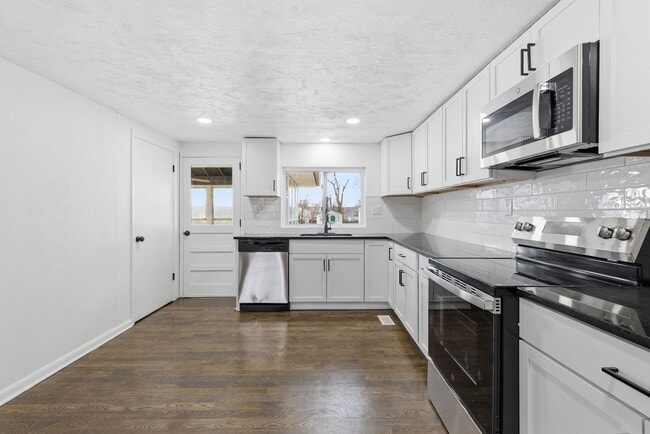 Building Photo - Renovated 3 Bedroom | 2 Full Bath Home