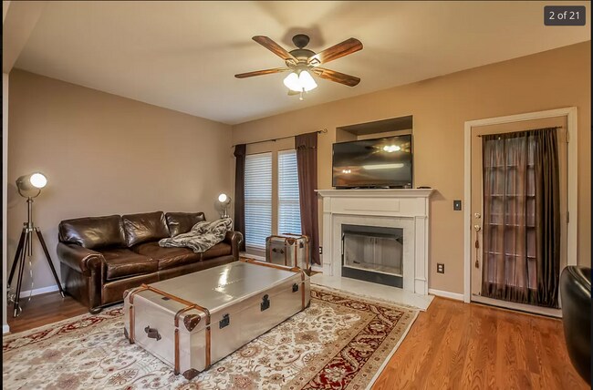 Building Photo - Gorgeous 2 bed townhome in beautiful Franklin