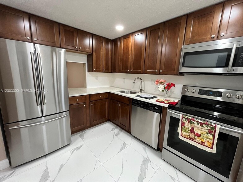 Building Photo - 7900 Colony Cir S