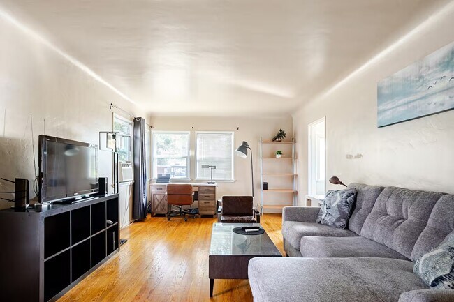 Building Photo - 2302 Loy Ln