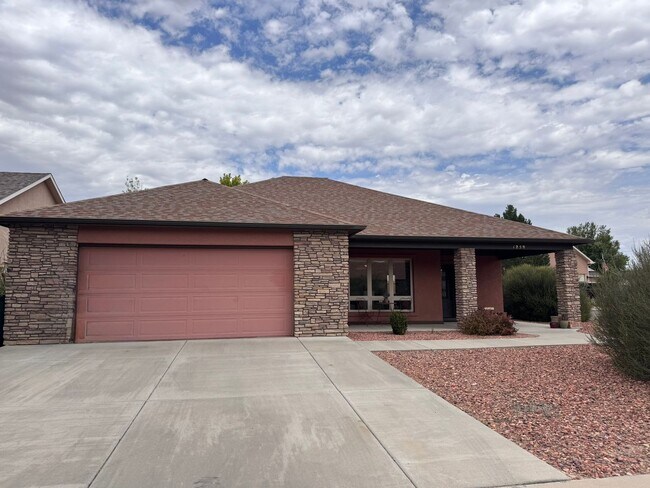 Primary Photo - Stylish One-Story FULLY FURNISHED 3Bed, 2B...