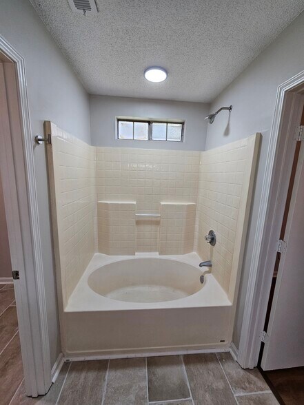 Master Bathroom Tub - 10430 Brawley Ln