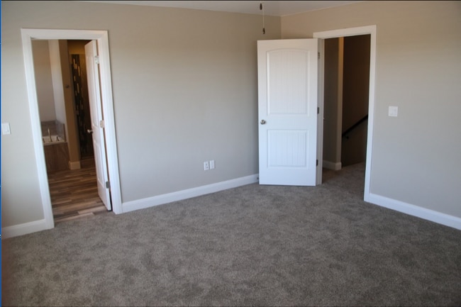 Building Photo - Blackhawk Townhome! End Unit!!