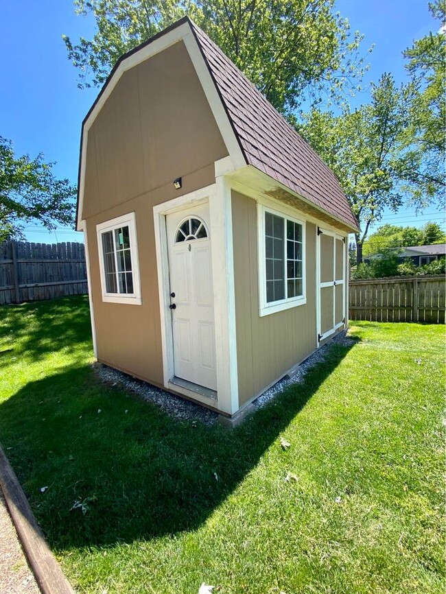 Building Photo - 3435 Charlotte Dr