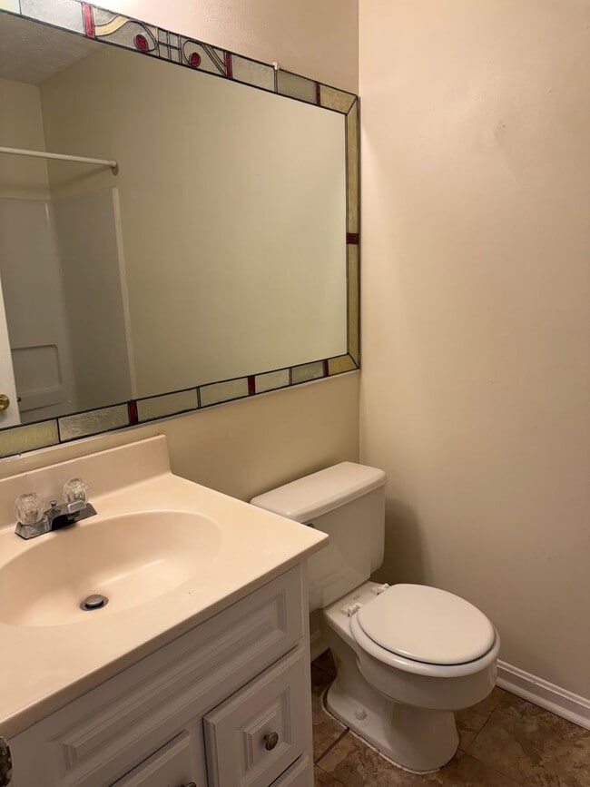 Building Photo - Spacious Two Bedroom Condo