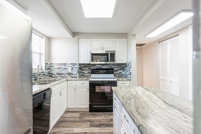 Building Photo - 729 Lori Dr