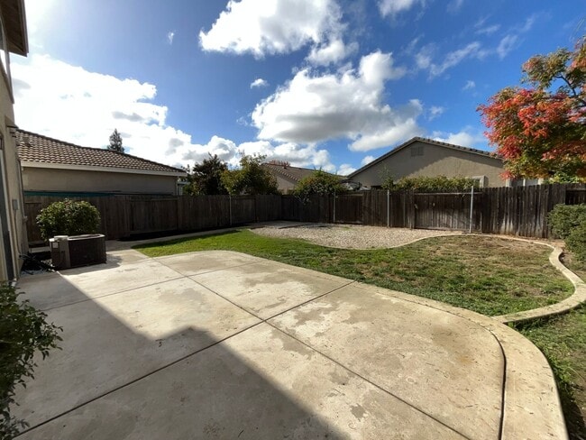 Building Photo - Charming 4BR/3BA/1921SF - Tenant Pays $175...