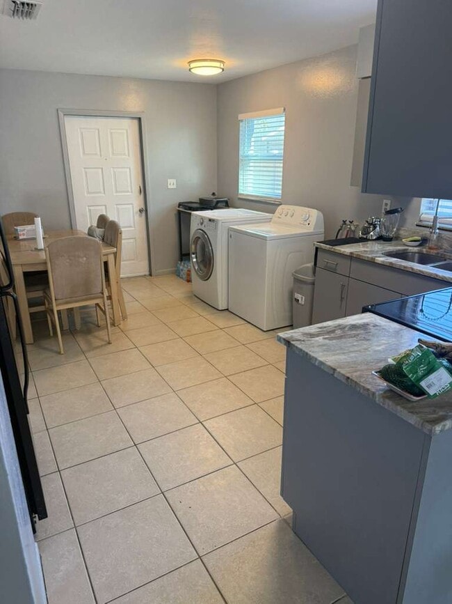 Building Photo - 38603 Naomi Ave