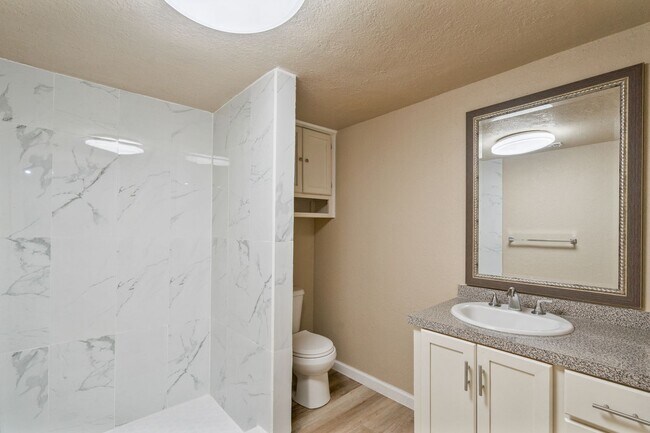 Building Photo - 1000 Qualia Dr