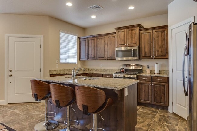 Building Photo - Spacious 3 Bedroom Home