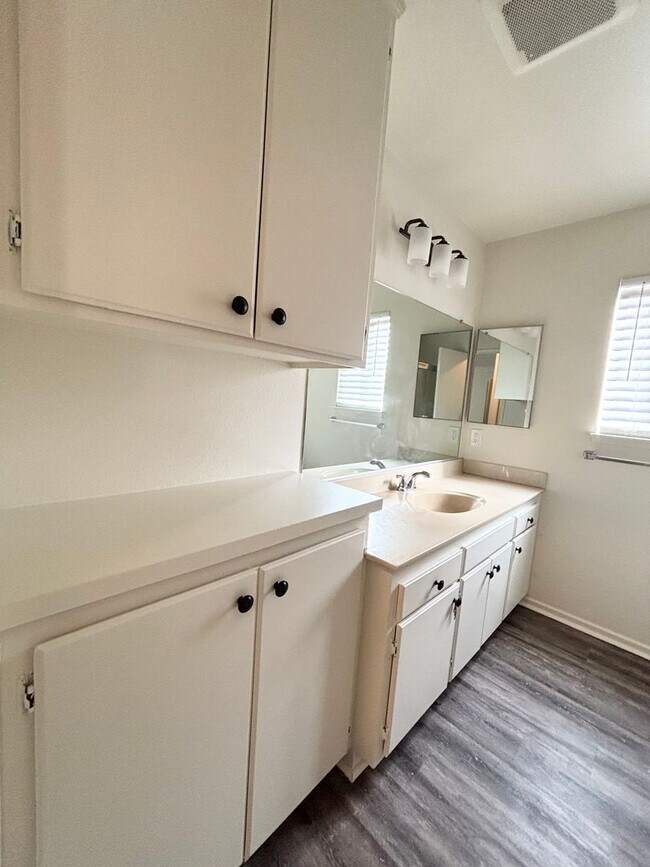 Building Photo - I412-420-P